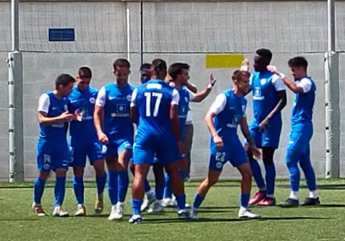 Los jugadores de El Palo celebran el gol de este domingo.