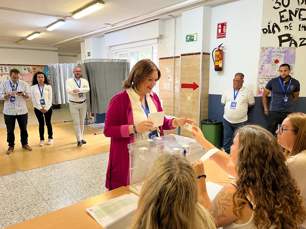 La candidata del PP a revalidar la alcaldía de Torremolinos, Margarita del Cid, acudió en torno a las 11.00 horas de este domingo a votar al CEIP Palma de Mallorca.