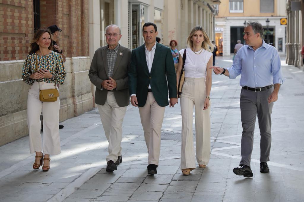 El presidente del PP andaluz, Juanma Moreno, junto a su mujer Manuela Villena, el candidato a la Alcaldía Paco de la Torre, el coordinador general del PP, Elías Bendodo, y Patricia Navarro, presidenta del PP malagueño.