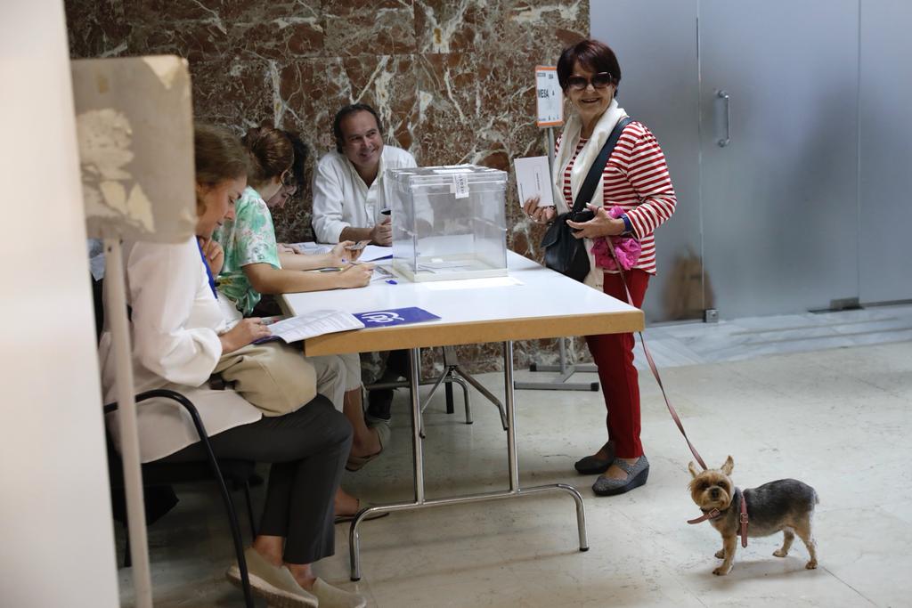 Ambiente en los colegios electorales de Málaga este 28 de mayo.