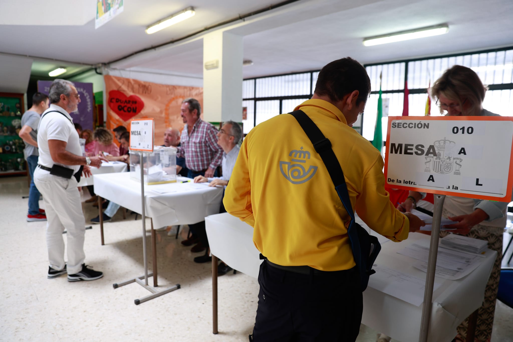 Ambiente en los colegios electorales de Málaga este 28 de mayo.