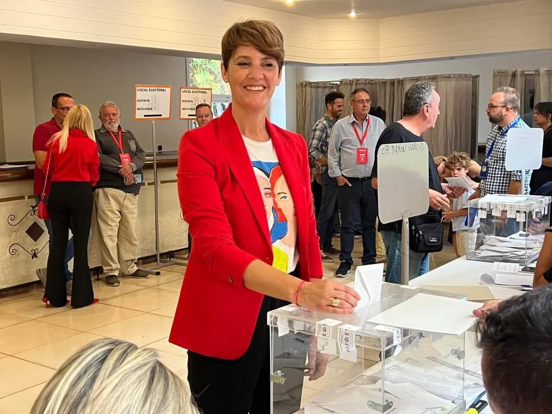 La candidata del PSOE en Estepona, Emma Molina, ha votado en el Palacio de Congresos de la ciudad.