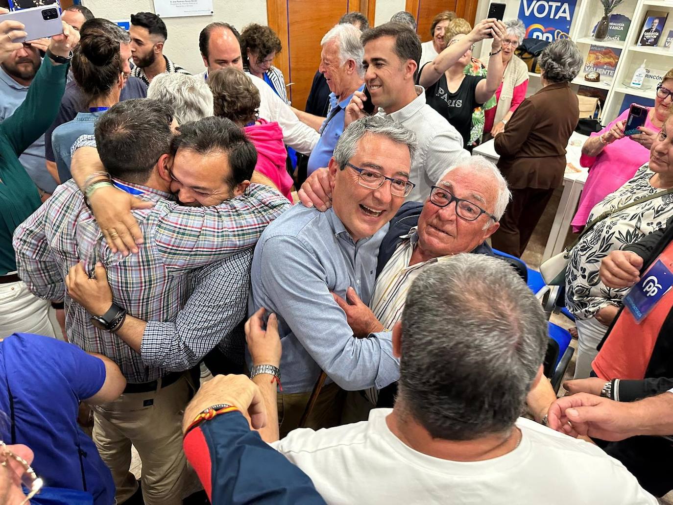 Celebración del PP tras los resultados electorales. En el centro, Francisco Salado