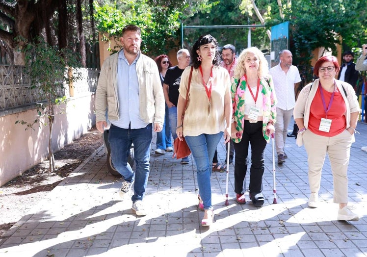 Toni Morillas llega al colegio electoral con los número 2, 3 y 4 de la confluencia.