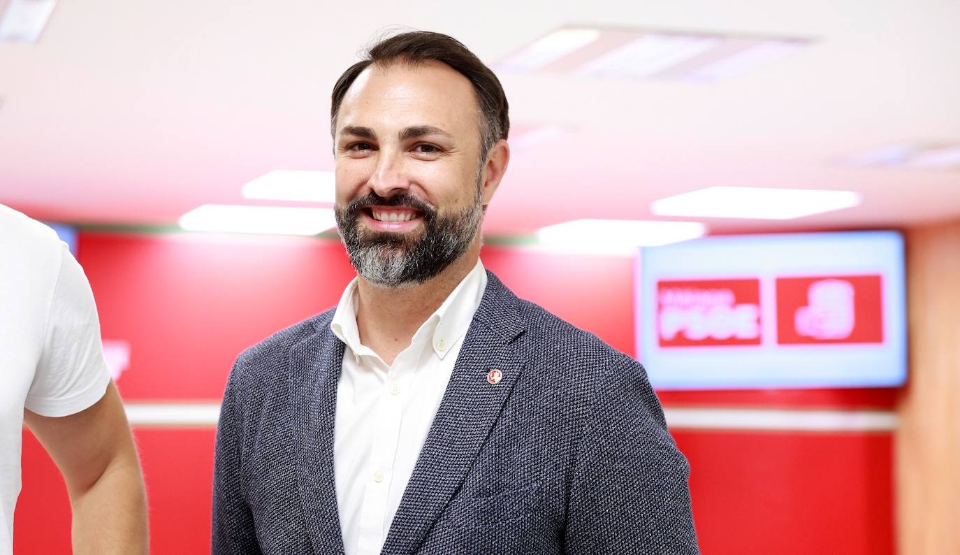 Mariano Ruiz, en la sede del PSOE para seguir el recuento electoral del 28M