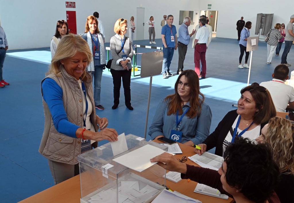 A las nueve y media de la mañana, la candidata del PP a la Alcaldía de Marbella, Ángeles Muñoz, llegaba al nuevo IES La Azucarera de San Pedro Alcántara a ejercer su derecho al voto «Va a haber una buena participación» ha vaticinado.