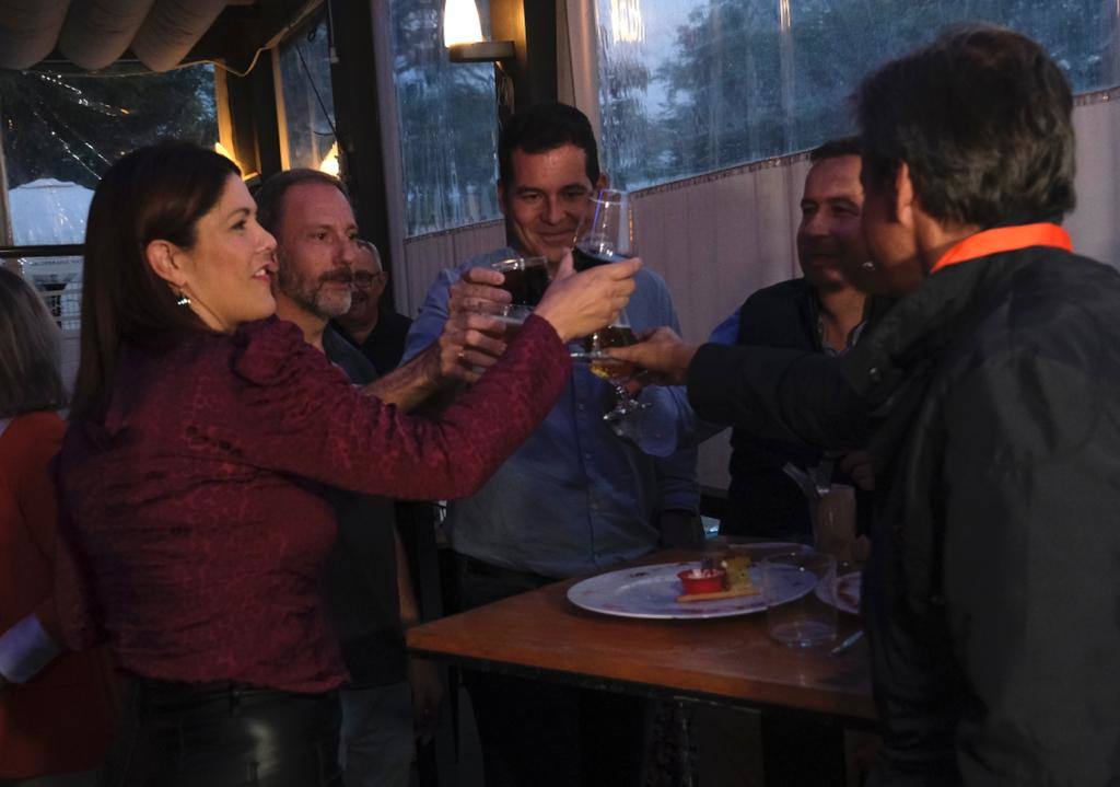 Noelia Losada, con miembros de su partido tras cerrarse los colegios.