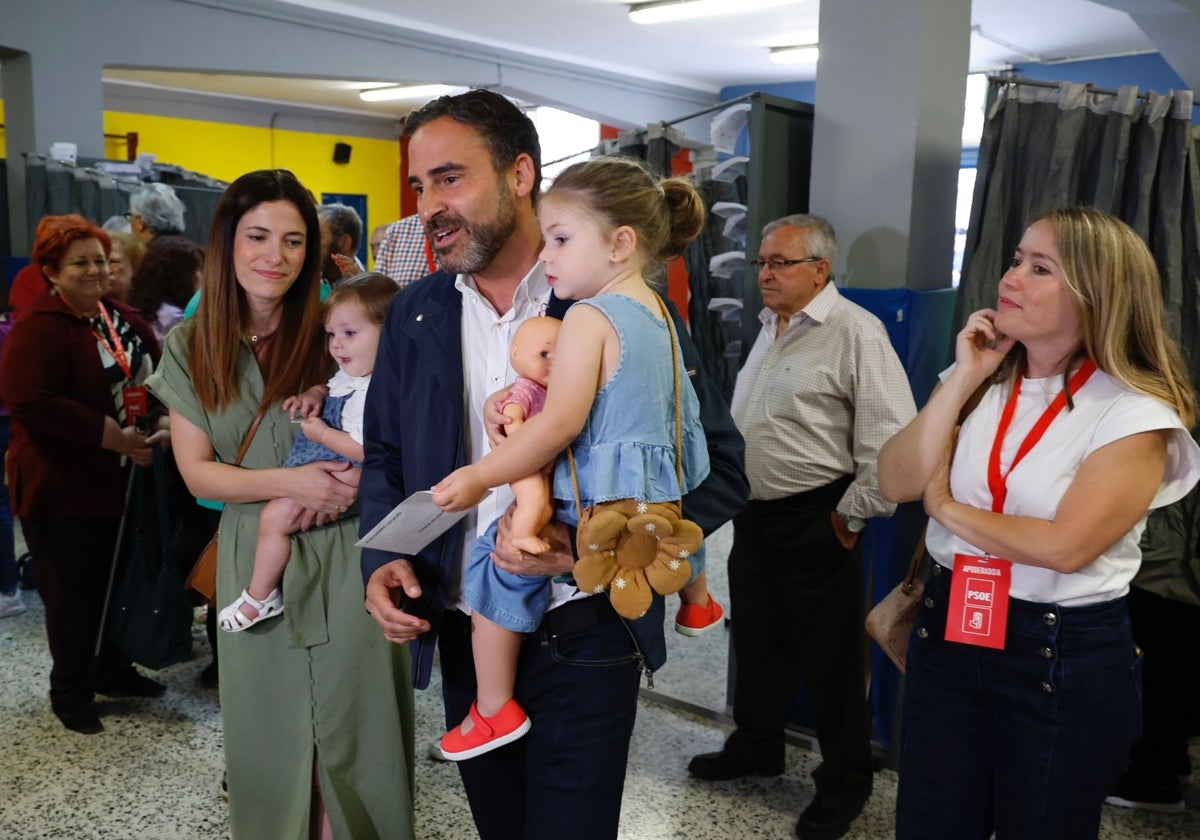 El candidato socialista, Dani Pérez, ha ido a votar con su mujer, Nuria, y sus dos hijas, Daniela y Julia, al colegio electoral de Miraflores