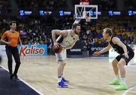 Salin defiende a Kalinoski, en el duelo de este domingo en La Laguna.