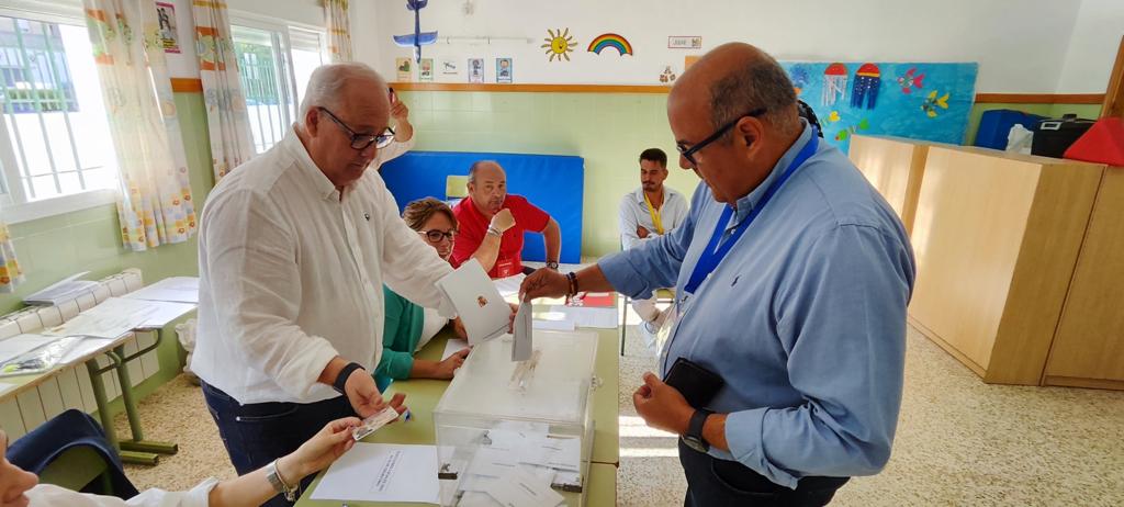 El candidato del PP a la Alcaldía de Vélez-Málaga, Jesús Lupiáñez , ha pedido participar en «un día histórico» tras ejercer su derecho al voto en el colegio público Andalucía.