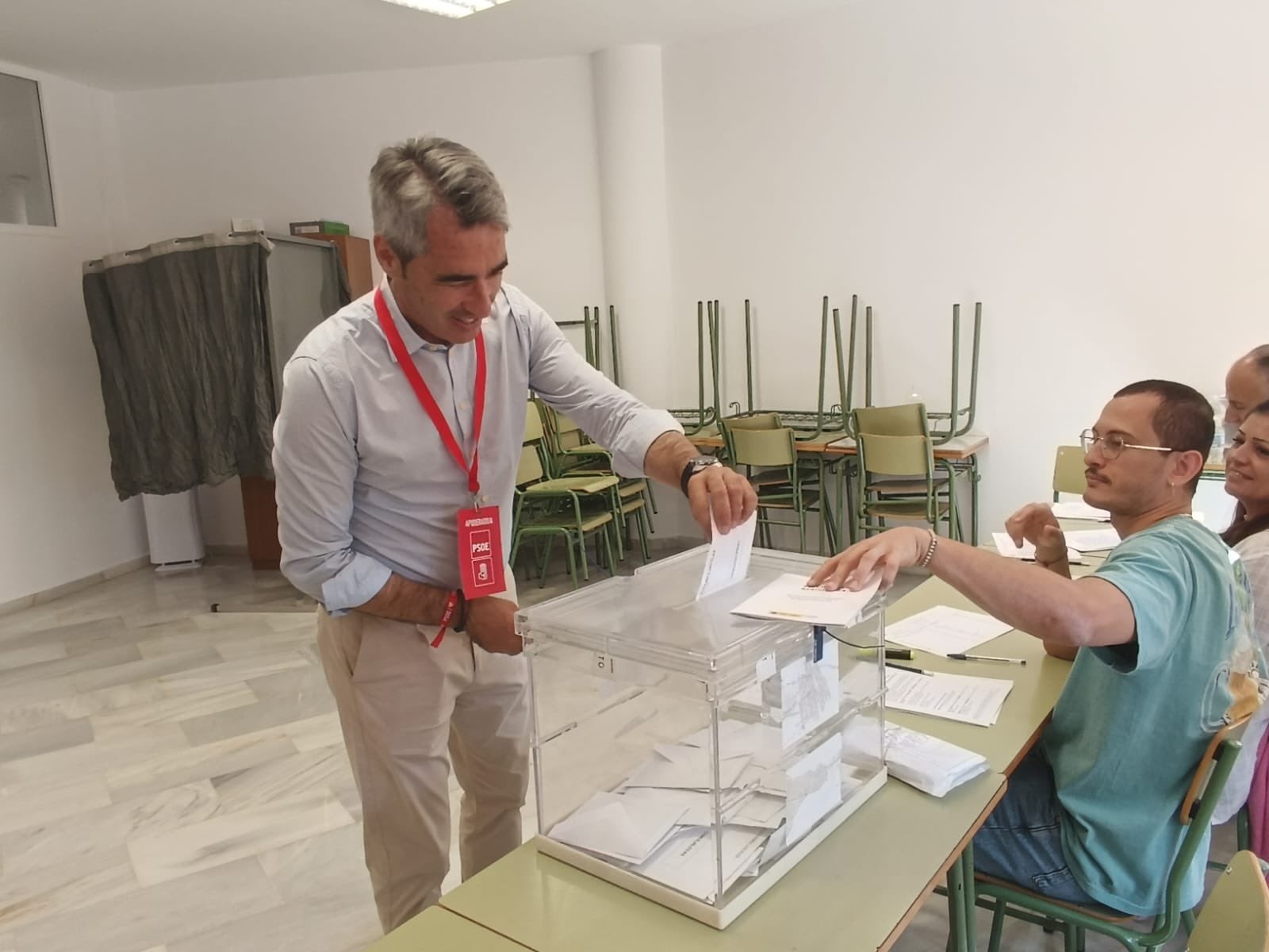 El candidato del PSOE y vigente alcalde de Benalmádena acudió este domingo a las urnas, en torneo a las 12.00 horas. 