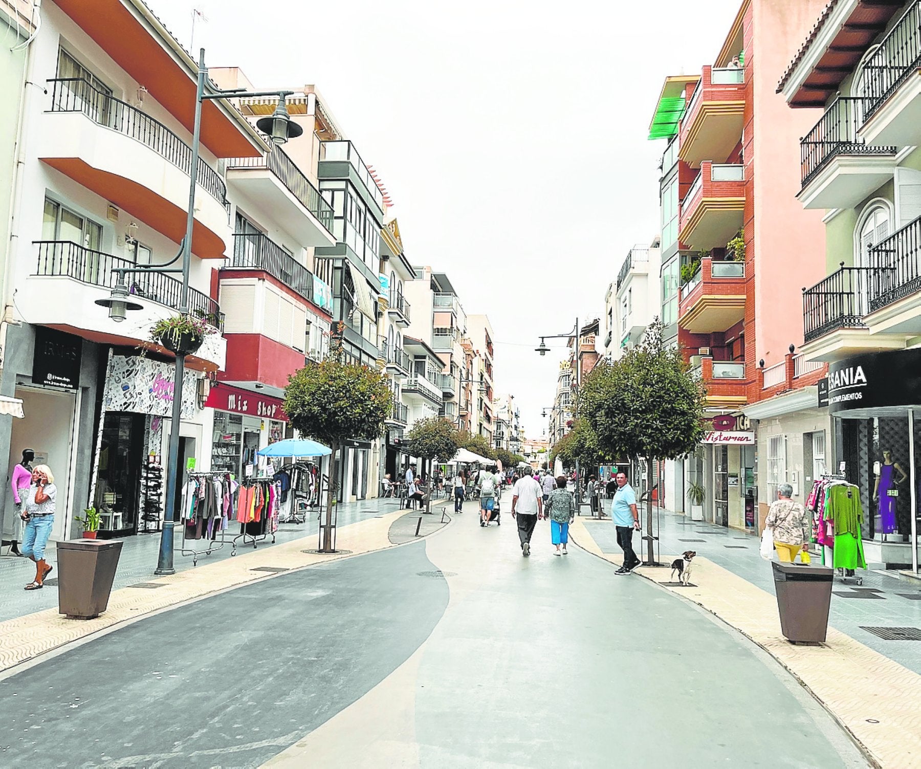 Imagen de la céntrica calle del Mar de Torre del Mar, una de las más comerciales de la zona.