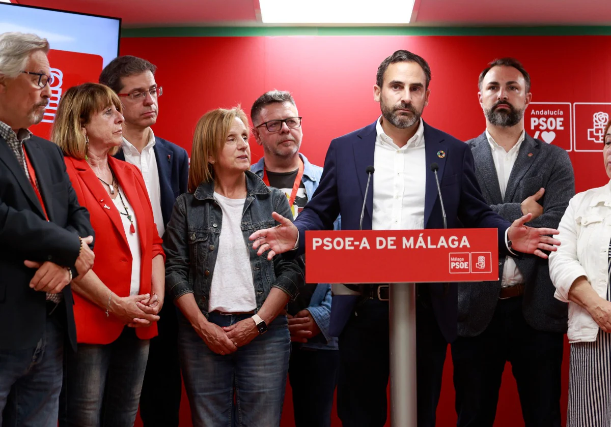 Dani Pérez, en la sede del PSOE, en una escueta valoración de los resultados del 28M.