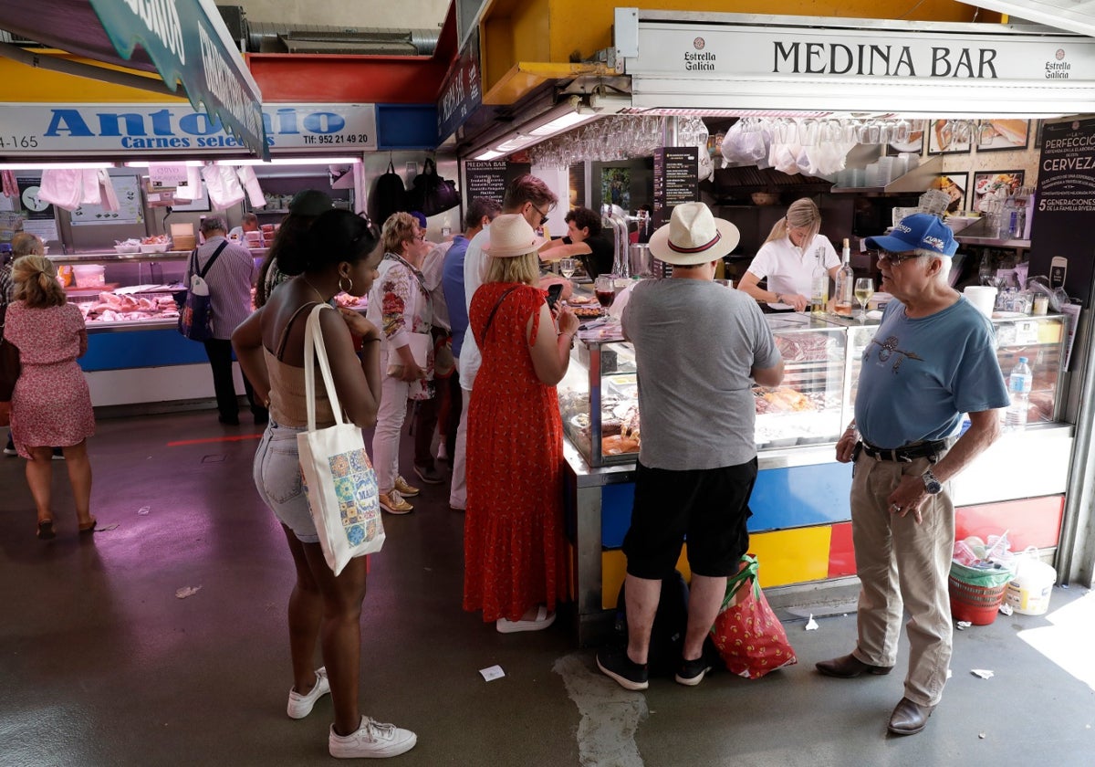 Ambiente en el interior del mercado de Atarazanas.
