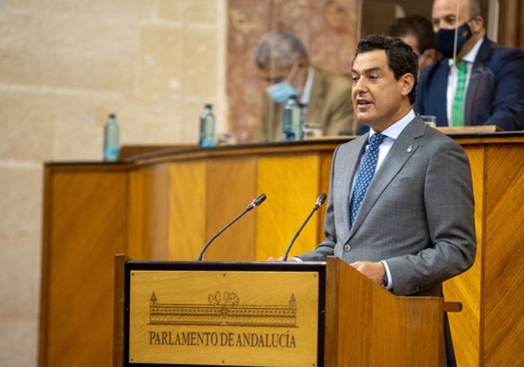 Vox, IU y Adelante critican la ausencia de Juanma Moreno en el Parlamento para ir a la final europea del Sevilla