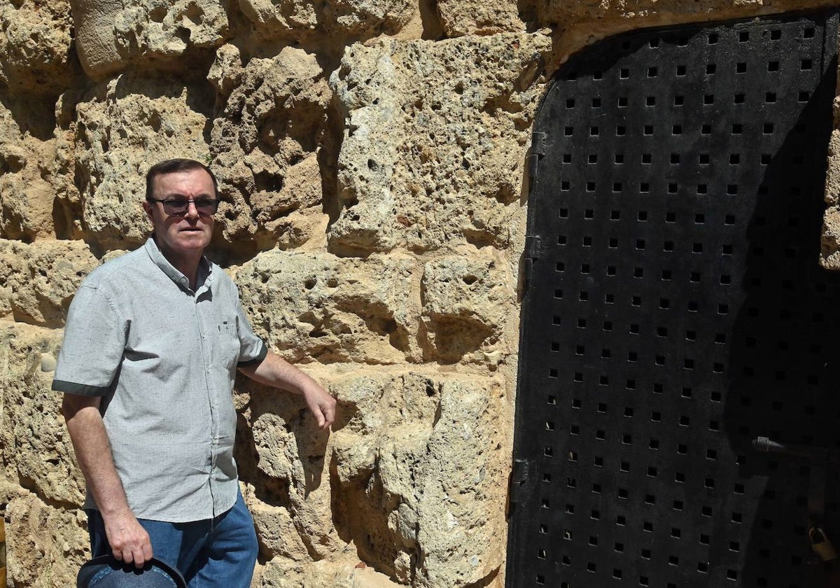 Francisco Moyano, cronista oficial de la ciudad, en la muralla del castillo.