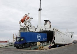 Carga de un camión en el barco que hace la línea entre Málaga y Tánger.