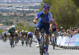 Tamara Dronova celebra la victoria en la etapa de est miércoles.