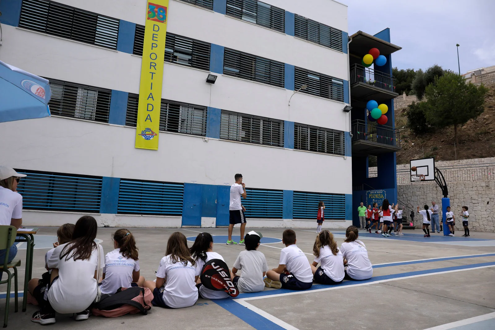 Regreso triunfal de la Deportiada del Colegio Cerrado Calderón