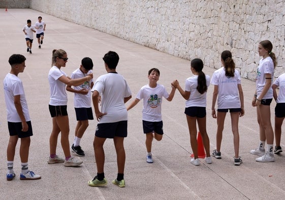 Alumnos del Colegio Cerrado de Calderón durante la celebración de la Deportiada.