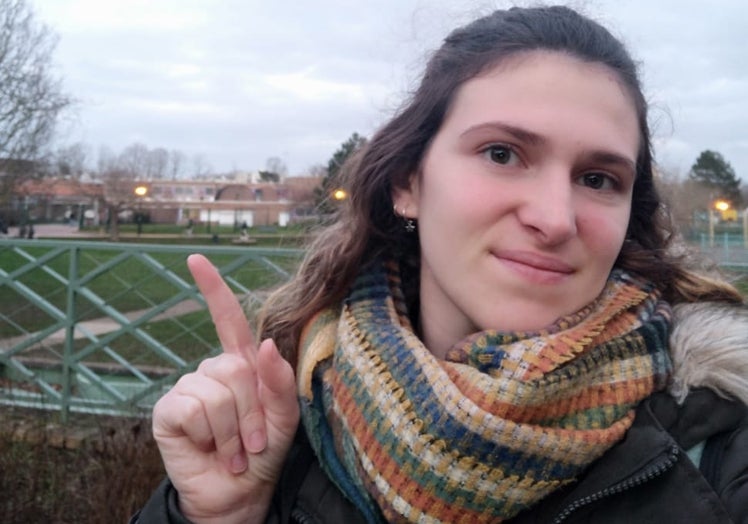 Irene Gaeta, graduada en Traducción e Interpretación, ante el instituto Lycée Les 7 Mares, en Versalles.