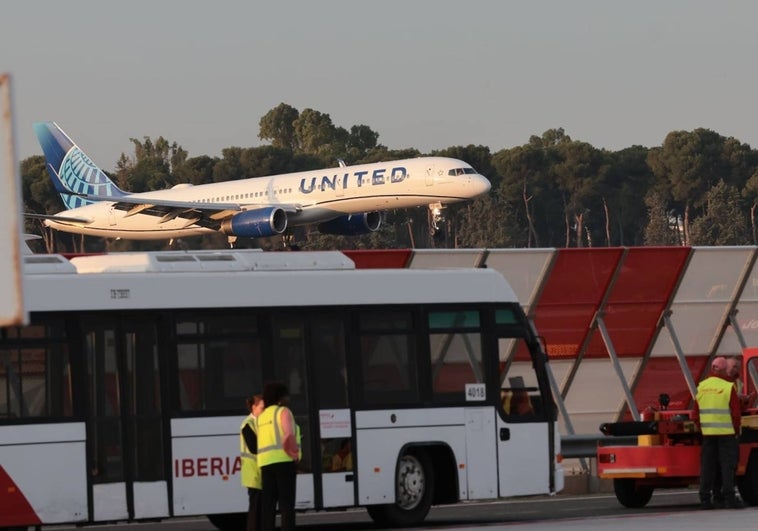 Aterrizaje en el aeropuerto de Málaga del primer avión de United Airlines que une Málaga con Nueva York.