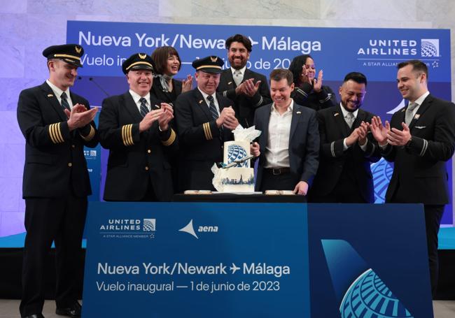 Quayle y la tripulación del primer vuelo Nueva York-Málaga de United.