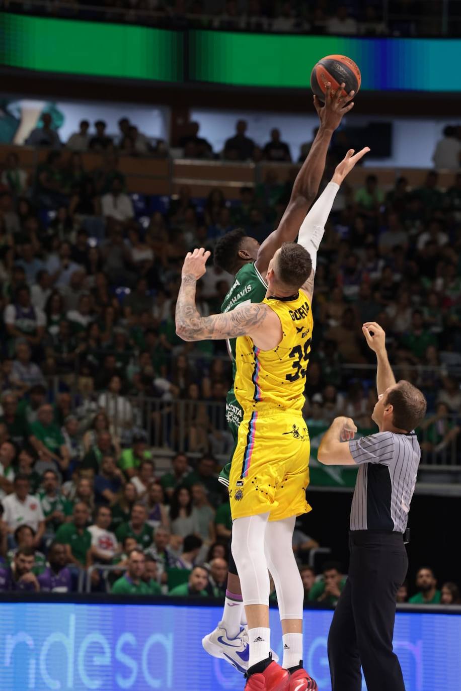 El segundo partido de play-off entre Unicaja y Tenerife, en fotos