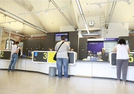 Usuarios en el interior de una oficina de Correos en Málaga.