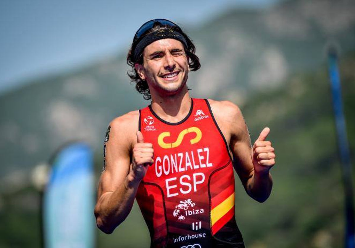 Alberto González tras una prueba de triatlón en Ibiza.