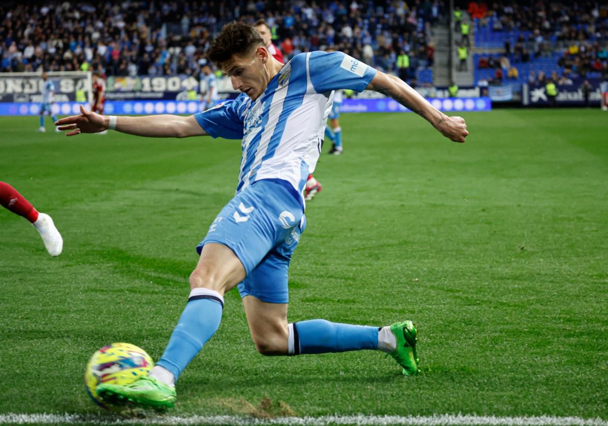 Cristian, en un partido con el Málaga en La Rosaleda durante una jugada que le define por su velocidad y capacidad de llegar a línea de fondo.