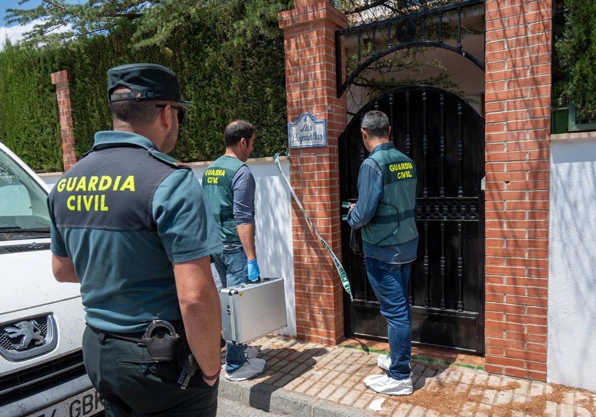 Agentes de la Guardia Civil acceden al chalé donde hallaron los cuerpos sin vida de la mujer embarazada y su hijo de tres años.