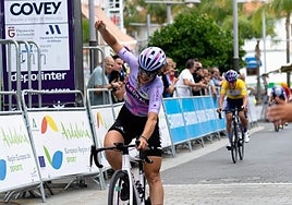 Marta Romeu cruzando la meta en Álora, con la líder Dronova-Balabolina a escasos metros.