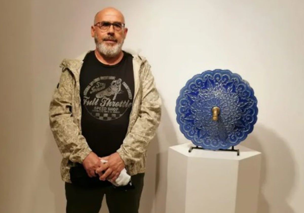 El artista veleño Pepe Gálvez, junto a la pieza premiada en Castilla La Mancha.