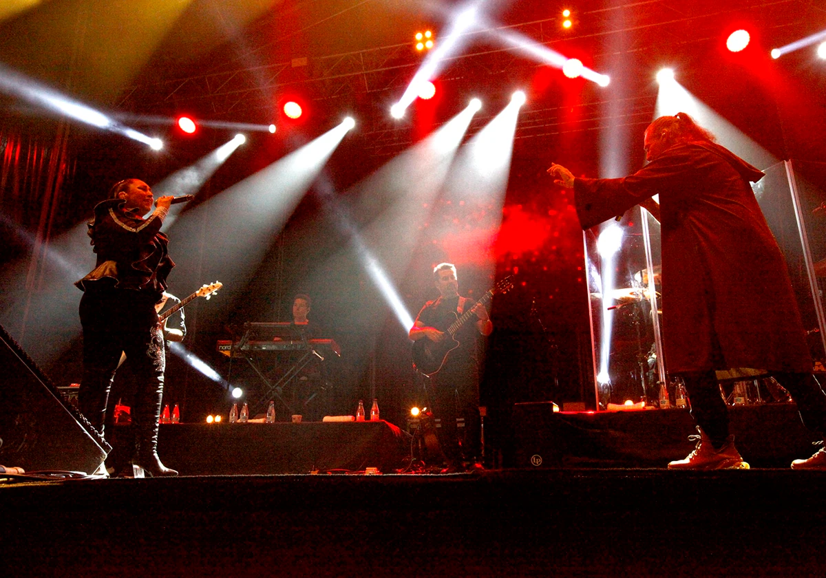 Ángeles Muñoz y Dionisio Martín, de Camela, en el escenario de Antequera