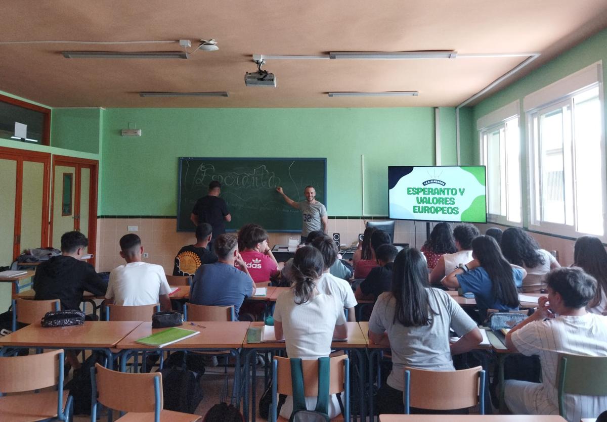 Alumnado de primer curso de Bachillerato del IES Almenara, en una de las clases.