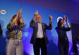 De la Torre, entre Navarro y Pérez de Siles, celebra su gran victoria del pasado domingo.