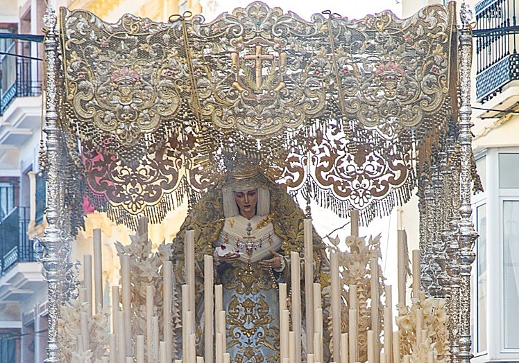 La Virgen de la Victoria de Archidona bajo palio de malla.