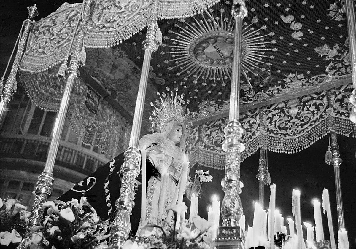 Primitivo trono de la Virgen de la Caridad con el palio de malla.