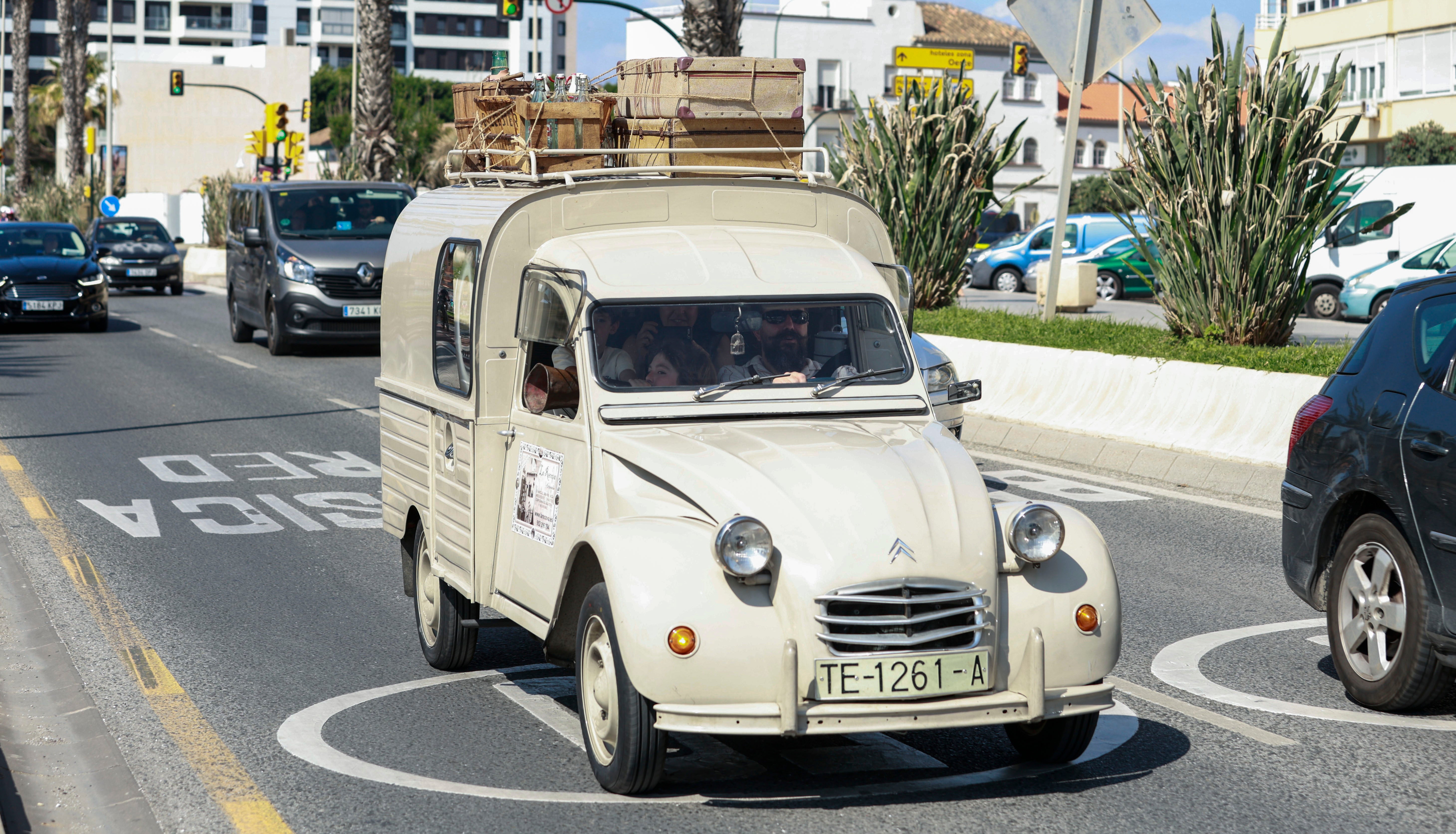 VII Caravana Solidaria en Málaga con vehículos clásicos