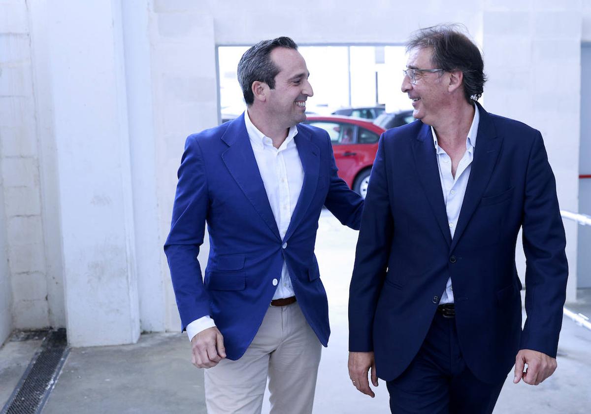 Kike Pérez y Loren Juarros en los pasillos de La Rosaleda.