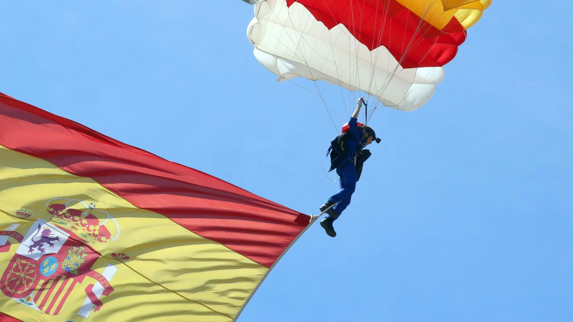 Carmen Gómez Hurtado, la primera mujer en saltar en paracaídas con la  bandera de España el día de las Fuerzas Armadas | Diario Sur