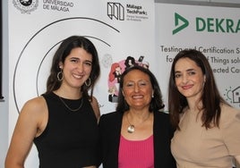 Elena Olavarría, categoría júnior, Mari Carmen Aguayo, directora de la cátedra y Raquel Berlanga, premiada en la categoría sénior.