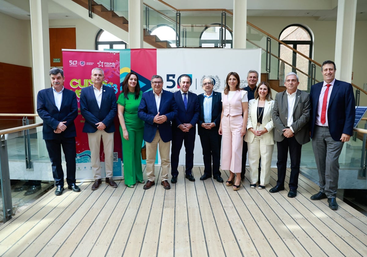 El rector, con representantes municipales, de la Delegación de Educación y de su equipo de gobierno, en la presentación de la 23.ª edición de los cursos de verano de la UMA.