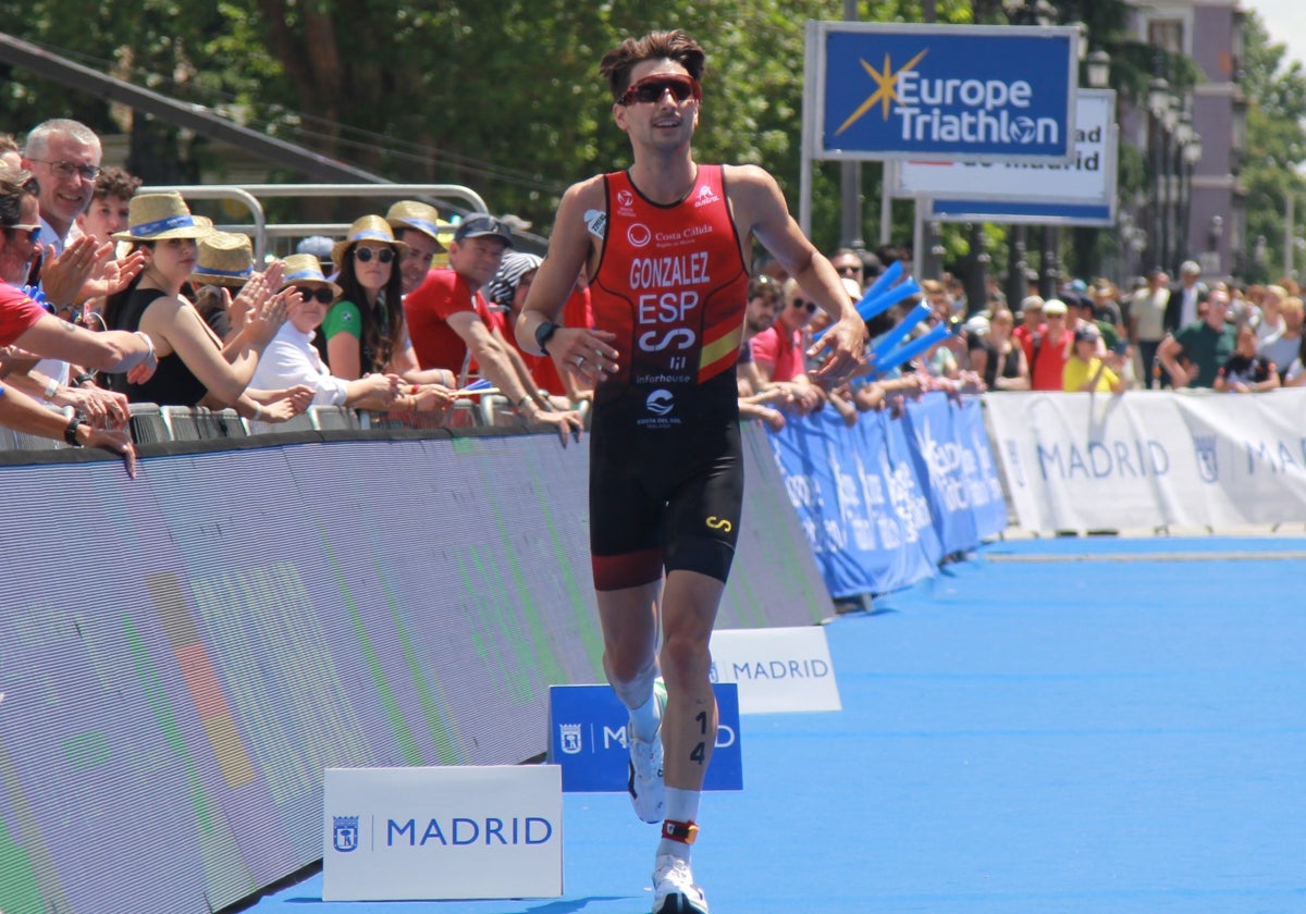 El triatleta malagueño, en la llegada a meta en Madrid.