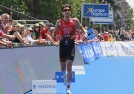 El triatleta malagueño, en la llegada a meta en Madrid.