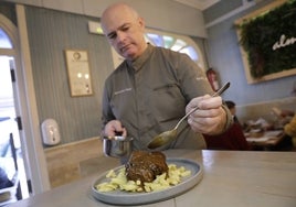 José Andrés Jiménez compagina los platos de carta con el nuevo menú.