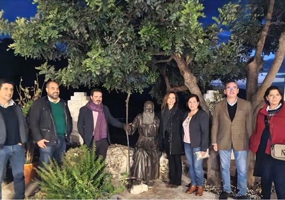 Navarro y Carmona junto a la alcaldesa de Alpandeire, concejales del pueblo y dirigentes del PP de la Serranía.