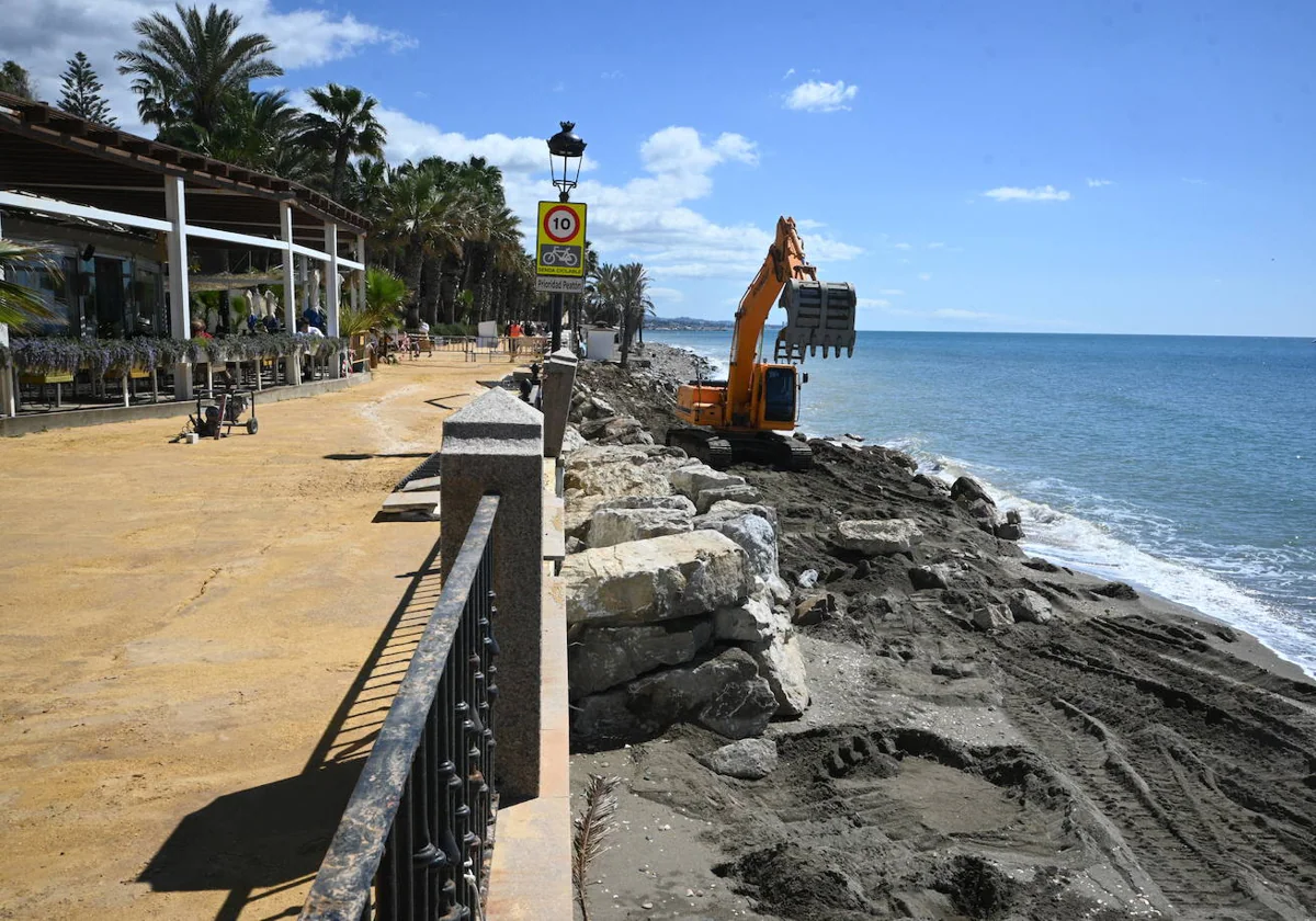 Los trabajos de construcción de la escollera en la playa de Casablanca se realizaron de urgencia en abril de 2022.