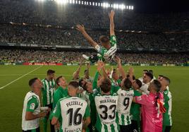 Los jugadores del Betis mantean a Joaquín en su último partido oficial como futbolista.